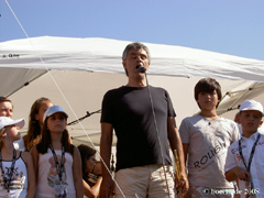 Lajatico, July 2008, rehearsing with children's chorus, copyright www.bocelli.de 2008